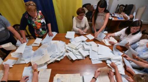 Ουκρανία: Το κόμμα του προέδρου Ζελένσκι εξασφαλίζει το 43,9%