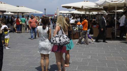 Βαλκάνιοι και κοινωνικός τουρισμός &quot;κατακλύζουν&quot; τη Χαλκιδική: Πόσο κοστίζουν τα ενοικιαζόμενα δωμάτια