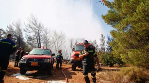 Φωτιές σε εξέλιξη σε Ραφήνα και Βαρνάβα-Κλειστή η Λ. Μαραθώνος