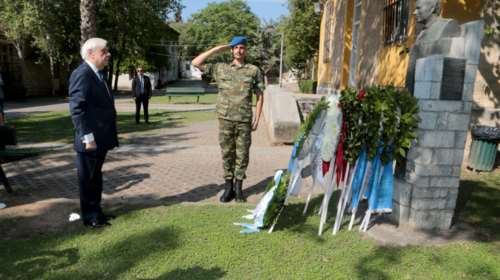 Στεφάνι στην προτομή του Σπύρου Μουστακλή από τον Παυλόπουλο