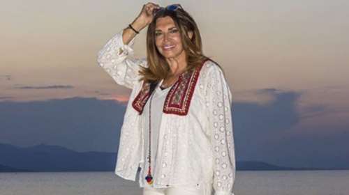 Η Μιμή Ντενίση στα 66 της φορά μαγιό και ποζάρει χωρίς ρετούς