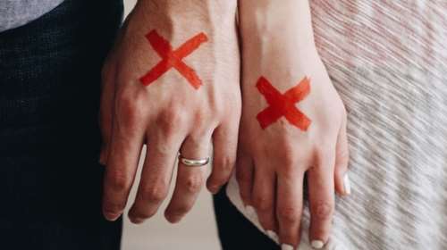 Ζευγάρι της ελληνικής σόουμπιζ χώρισε &amp; φωτογραφήθηκε για να το ανακοινώσει