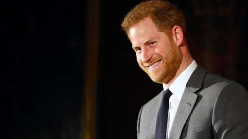 Ο "ανθρώπινος" Χάρι χόρεψε με 85χρονη &amp; έκανε τον χαιρετισμό του χιμπαντζή