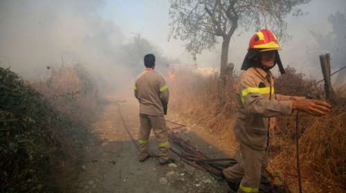 Πυρκαγιά στο νέο Ικόνιο Περάματος, κοντά σε σπίτια