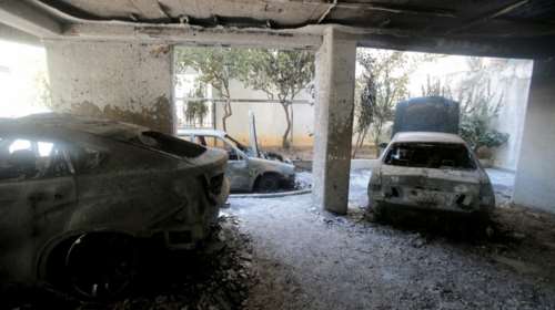 Τέσσερα αυτοκίνητα πυρπόλησαν άγνωστοι στα Πετράλωνα