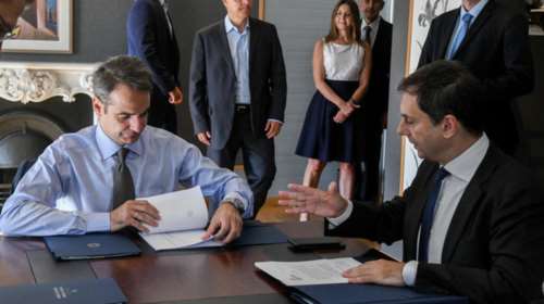Συνάντηση Μητσοτάκη - Θεοχάρη: Δεκαετές σχέδιο για τον τουρισμό