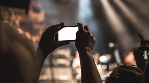 Ιατρική έρευνα συνδέει τα smartphones με την παχυσαρκία