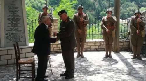 Παρασημοφορήθηκε Εύζωνας πολεμιστής του &#39;40 σε ηλικία 104 ετών