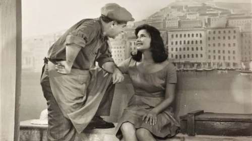 Πίσω από την ιστορική φωτογραφία της Τζένης Καρέζη και του Κώστα Μουσούρη