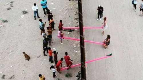 Μήνυμα στον Τραμπ από παιδιά με τραμπάλα στο τείχος ΗΠΑ-Μεξικό