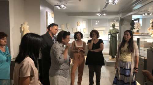 Αυτοψία της Λίνας Μενδώνη στο Εθνικό Αρχαιολογικό Μουσείο