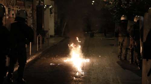 Δύο συλλήψεις για τα επεισόδια στα Εξάρχεια μετά την αποφυλάκιση Κορκονέα