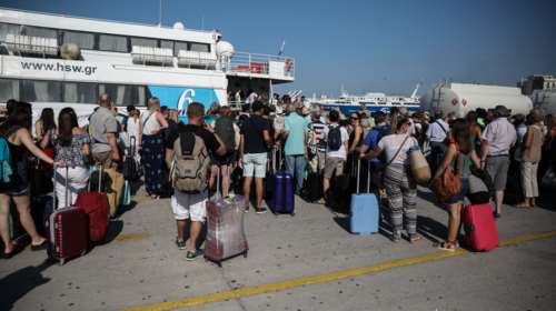 Αυξημένη η κίνηση στα λιμάνια - αναχωρούν οι αδειούχοι