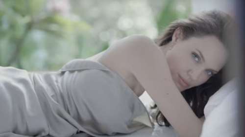 Αντζελίνα Τζολί:Αποκαλύπτει όλα τα τατουάζ του κορμιού της σε νέα διαφήμιση