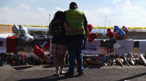 Στο Ελ Πάσο, που πενθεί για τα θύματα του μακελειού ο Τραμπ