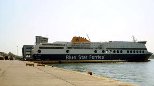 Στον Πειραιά επέστρεψε το Blue Star 2 λόγω ασθένειας επιβάτη