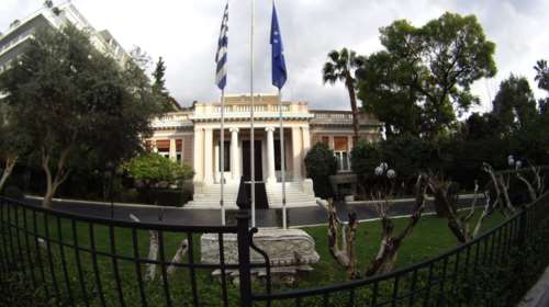 Μαξίμου: Ο Τσίπρας απελπισμένα προσπαθεί να κρατήσει την εκλεκτή του