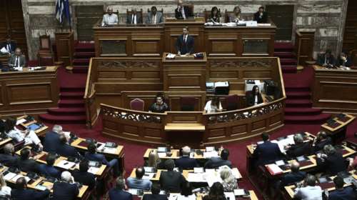 Πέρασε το υπερνομοσχέδιο - Θύελλα αντιδράσεων από την αντιπολίτευση