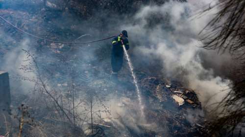 Φωτιά στον Μαραθώνα σε δασική έκταση, κοντά σε κατοικημένη περιοχή