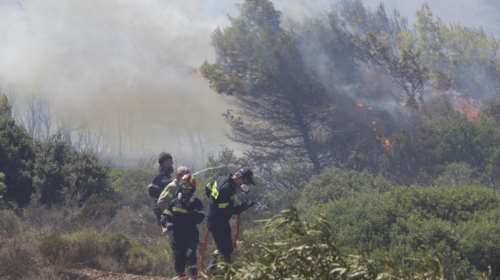 Πάνω από την πόλη του Μαραθώνα η φωτιά -  Ενισχύονται οι δυνάμεις