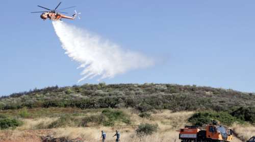 Νέο μέτωπο φωτιάς στον Ασπρόπυργο κοντά στο νεκροταφείο