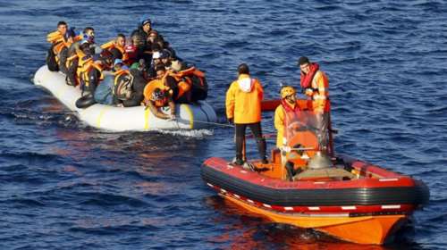 Με πλαστική βάρκα από τις απέναντι ακτές μετανάστες στο Εμπορειό