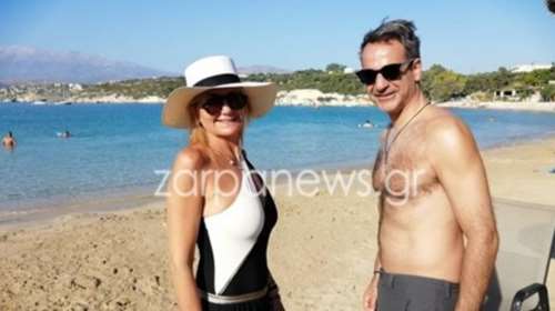Για μπάνιο στο Μαράθι Κυριάκος και Μαρέβα Μητσοτάκη