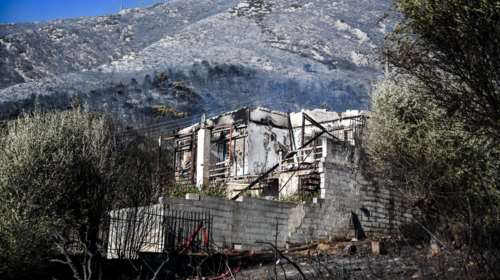 Φωτιά στον Υμηττό: Καλύτερη η εικόνα, διάσπαρτες εστίες