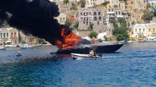 Βίντεο από τη στιγμή που το σκάφος στη Σύμη έχει τυλιχθεί στις φλόγες