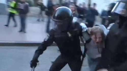 Οργή για τον αστυνομικό που γρονθοκοπεί διαδηλώτρια