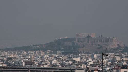 Aποπνικτική η ατμόσφαιρα στην Αττική από τις φωτιές [Εικόνες]