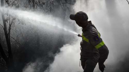 Σε πλήρη εξέλιξη η φωτιά στην Εύβοια