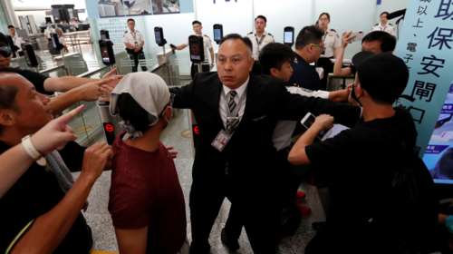 Χονγκ Κονγκ: Εκατοντάδες διαδηλωτές στο αεροδρόμιο (φωτό)