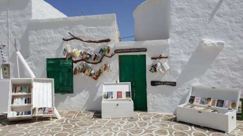 Η Κίμωλος έχει την ωραιότερη ανοιχτή δανειστική βιβλιοθήκη