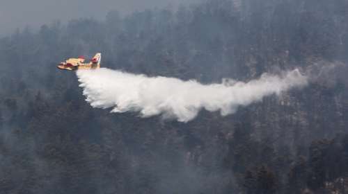 Τρίτη ημέρα μάχη με τις φλόγες στην Εύβοια, σε χαράδρα η φωτιά