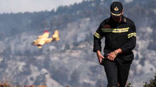 Οι πυροσβέστες στην Εύβοια δαμάζουν τις φλόγες για να σώσουν [Εικόνες]