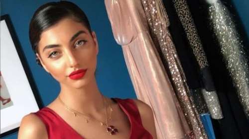 Ειρήνη Καζαριάν: Ποζάρει τόπλες φορώντας μόνο το σορτσάκι της &amp; ένα καπέλο