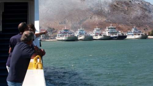 Υπό έλεγχο η φωτιά στη Σαλαμίνα- Εκκενώθηκε οικισμός