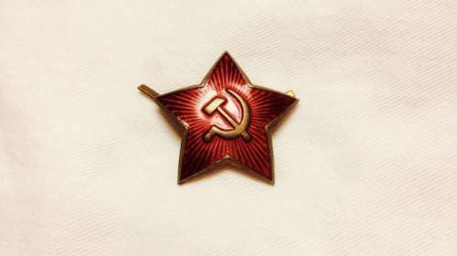 Λιθουανία προς Amazon: &quot;Να απαγορεύσετε το σφυροδρέπανο στα προϊόντα σας&quot;