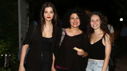 Τζένη Καζάκου: Η πανέμορφη εγγονή της Καρέζη στο θέατρο με τη μαμά της