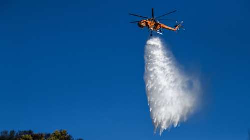 Υπό μερικό έλεγχο η φωτιά στην εθνική στο ύψος της Λυκόβρυσης