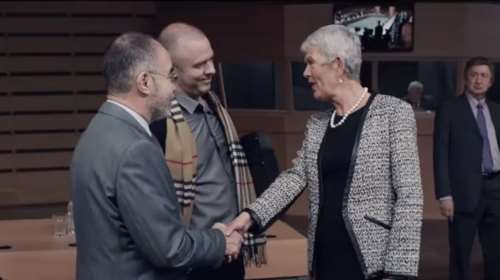 «Ενήλικοι στo δωμάτιο» Το πρώτο τρέιλερ της ταινίας του Κώστα Γαβρά