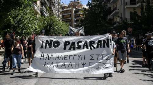 Εξάρχεια: Επίθεση με μολότοφ σε διμοιρία των ΜΑΤ στην Τοσίτσα