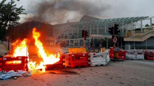 Χονγκ Κόνγκ: Αυτοσχέδια οδοφράγματα, πλημμύρισε σταθμός μετρό