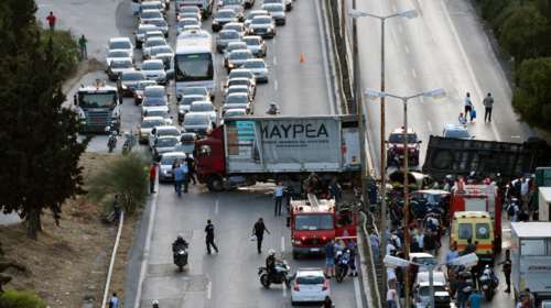 Σύγκρουση φορτηγού με ΙΧ: Κλειστή η Λεωφόρος Αθηνών μετά το Δαφνί