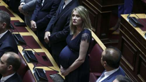 Γέννησε η βουλευτής που ορκίστηκε στον έβδομο μήνα της εγκυμοσύνης [Εικόνα]
