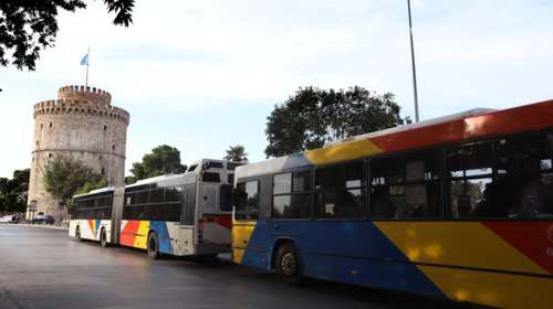 Λεωφορείο του ΟΑΣΘ συγκρούστηκε με τρία ΙΧ στη Θεσσαλoνίκη