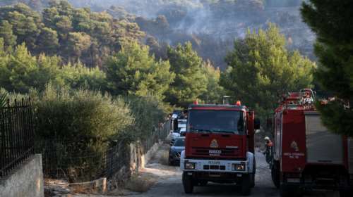 Σε εξέλιξη φωτιά στην Μάνδρα Αττικής