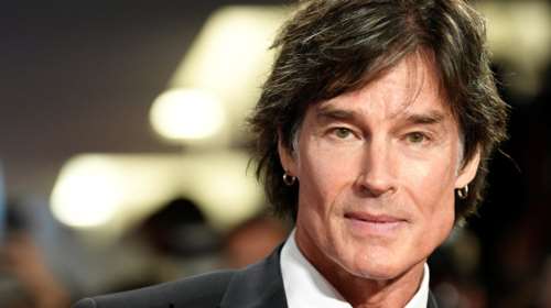 Αγέραστος ο «Ριτζ» στο κόκκινο χαλί με τη σύζυγό του και το σκυλάκι τους