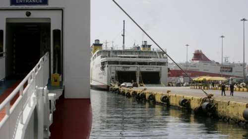 Έπεσε ΙΧ στο λιμάνι του Πειραιά, σώοι οι δύο επιβάτες